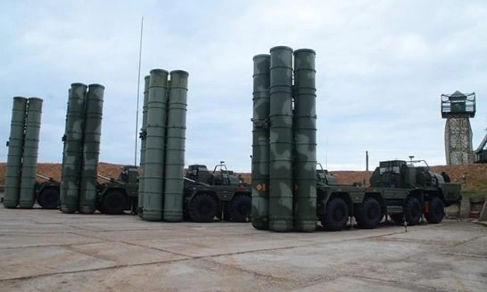 S-400: Η Μόσχα κάνει επίδειξη των αντιαεροπορικών πυραύλων σε Aκολούθους Άμυνας